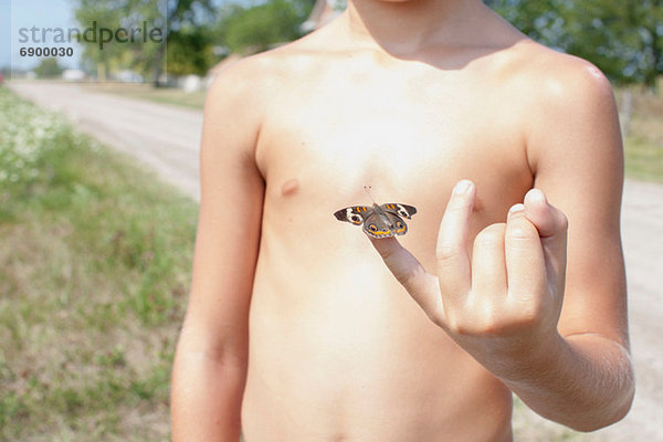 Junge mit Schmetterling am kleinen Finger
