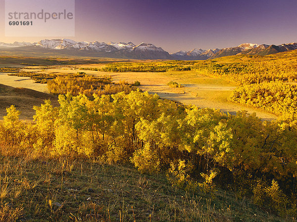 Sonnenaufgang  See  Herbst  Waterton Lakes Nationalpark  Alberta  Kanada