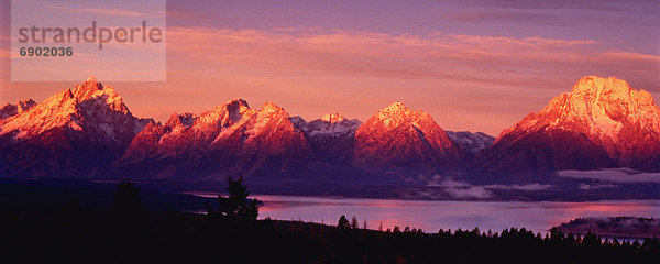 Vereinigte Staaten von Amerika  USA  Berg  Sonnenuntergang  über  See  Wyoming