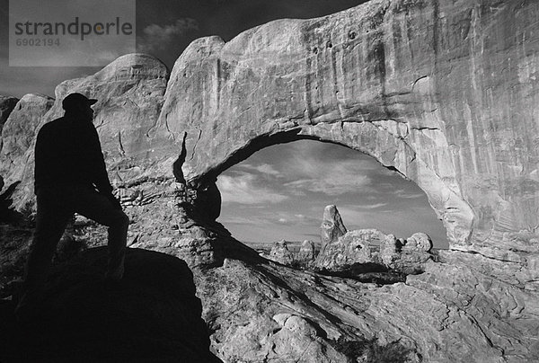 Vereinigte Staaten von Amerika  USA  Mann  sehen  Silhouette  Brücke  Utah