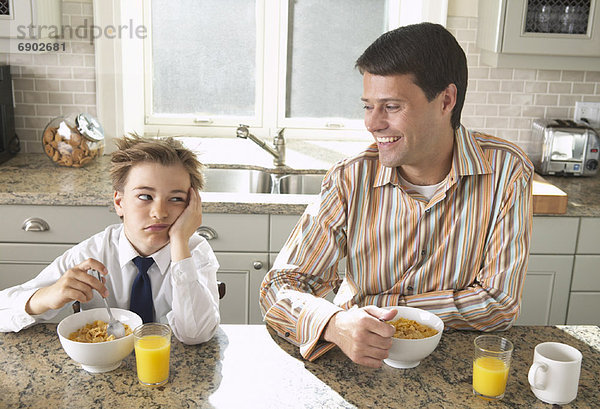 Vater und Sohn dem Frühstück
