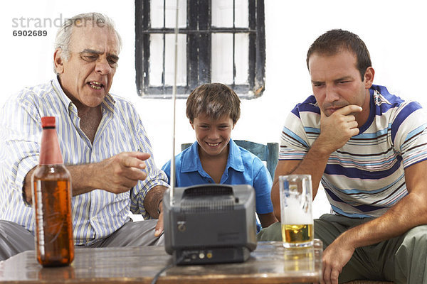 sehen Menschlicher Vater Sohn Garten Großvater Fernsehen Hinterhof