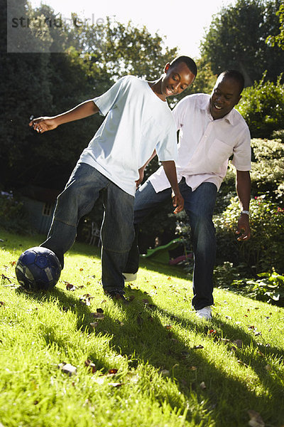 Vater und Sohn spielen im Hinterhof