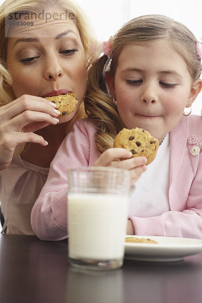 Tochter  Keks  essen  essend  isst  Mutter - Mensch  Milch