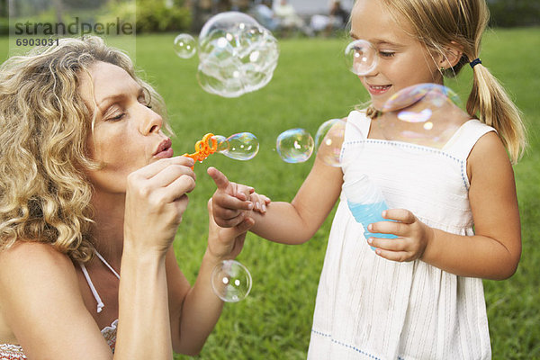Mutter und Tochter Blasen Blasen