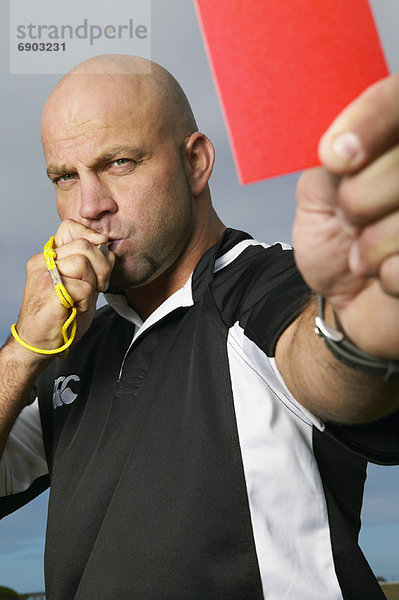 rote Karte Karten halten Schiedsrichter