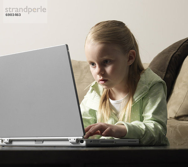 Mädchen mit Laptop