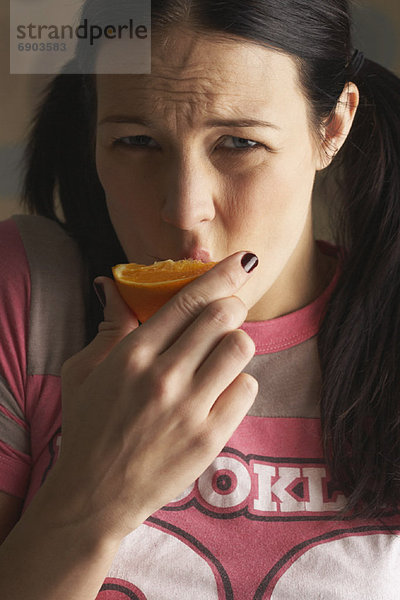 Frau essen eine Orange