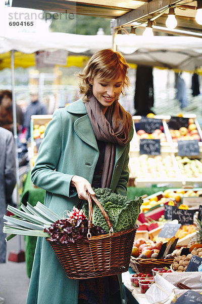 Frau  tragen  Korb  Gemüse  Markt