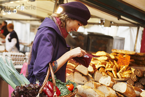 Frau  Brot  bezahlen  zahlen  Außenaufnahme  Markt