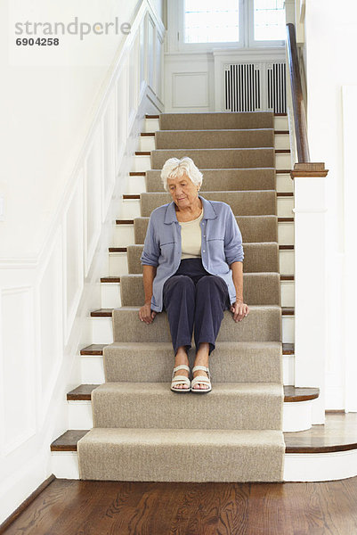 ältere Frau Sitting auf Treppe