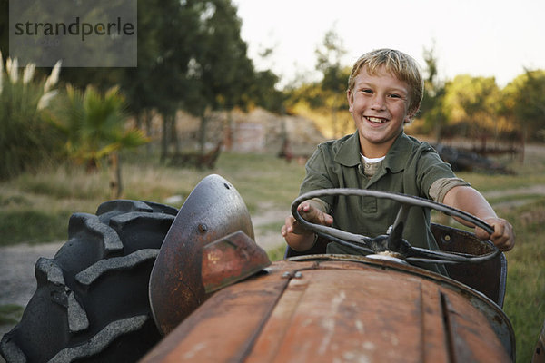 Junge - Person  fahren  Traktor