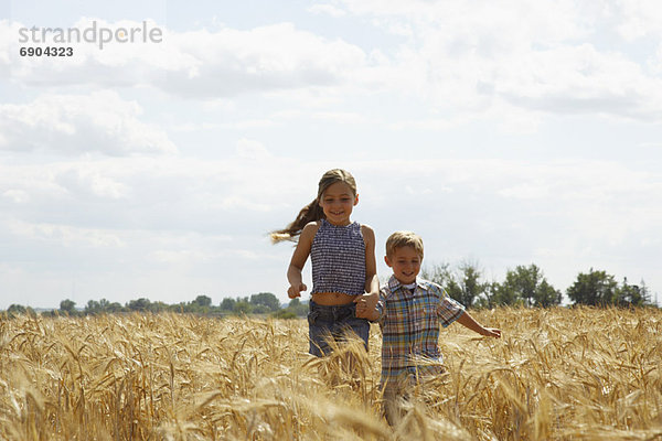 Getreide  Bruder  Schwester  rennen  Feld