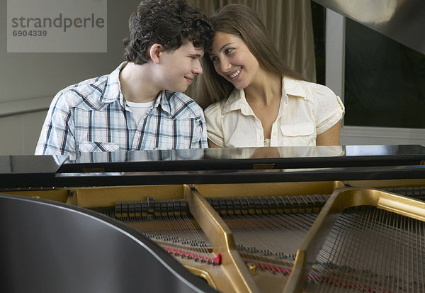 Zusammenhalt  Junge - Person  Klavier  Mädchen  spielen