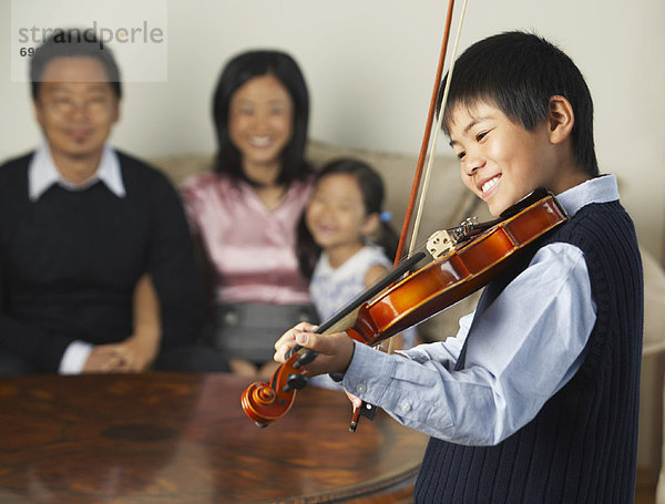 sehen  Junge - Person  Spiel  Geige