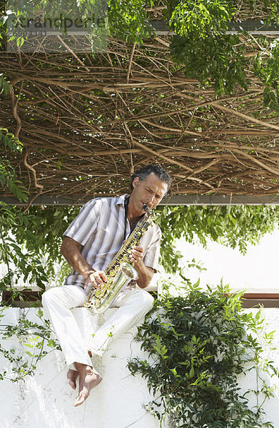 Mann  Fenstersims  spielen  Saxophon