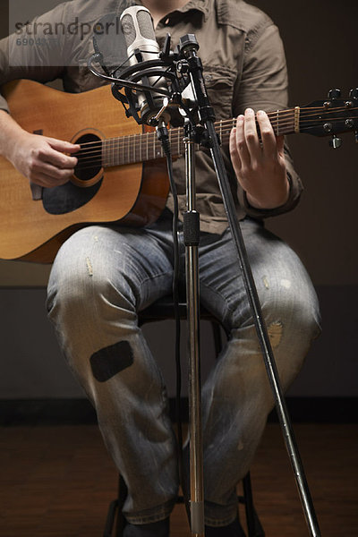 Mann  Gitarre  aufzeichnen  Studioaufnahme  spielen
