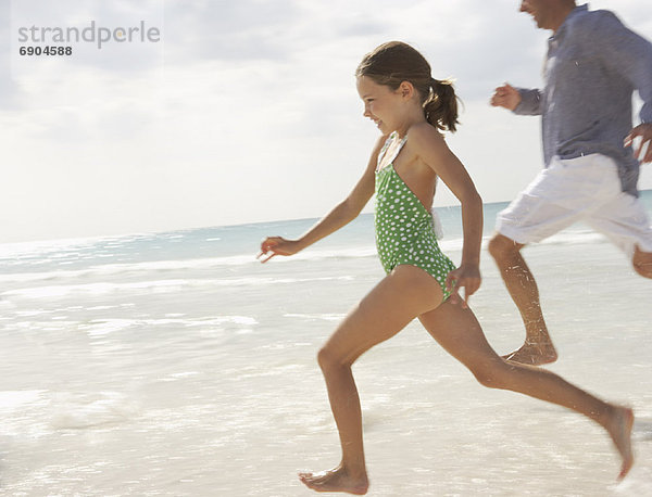 Strand Menschlicher Vater rennen vorwärts Tochter