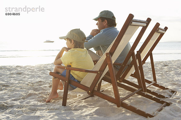 sitzend Zusammenhalt Strand Menschlicher Vater Sohn