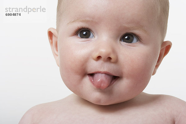 Baby kleben Zunge heraus