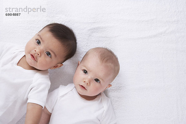 Portrait von zwei Babys