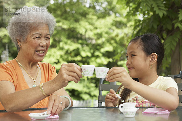 Party  Enkeltochter  Großmutter  Tee