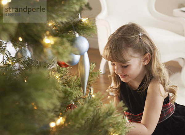 sitzend Weihnachtsbaum Tannenbaum Mädchen