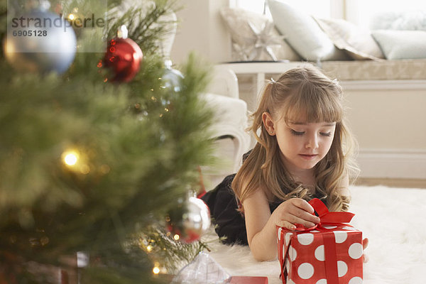 Geburtstagsgeschenk aufmachen Weihnachten Mädchen