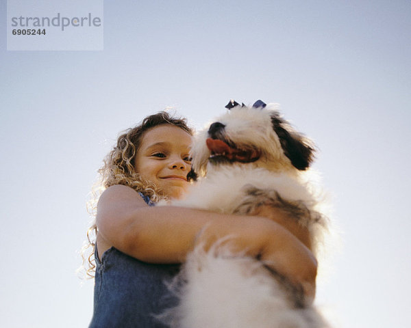Außenaufnahme  umarmen  Hund  Mädchen  freie Natur