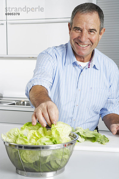 Mann  Vorbereitung  Küche  Salat