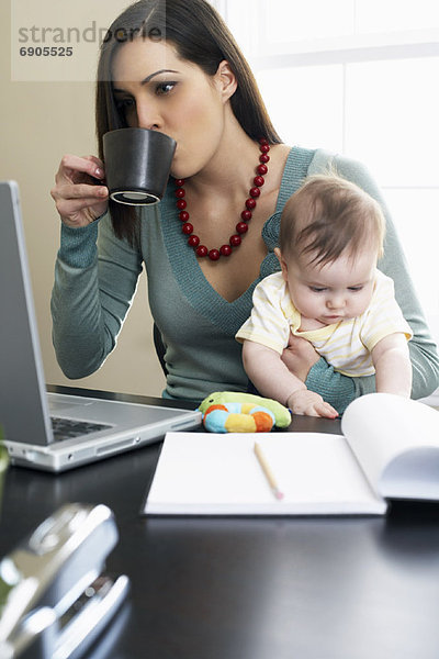 benutzen  Computer  Notebook  auf dem Schoß sitzen  Mutter - Mensch  Baby