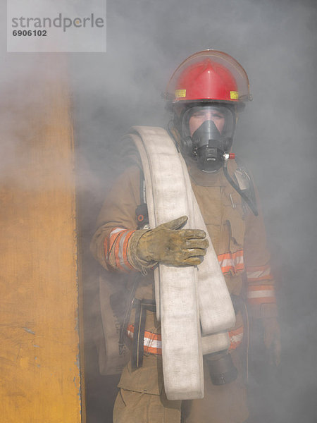 tragen  Gebäude  Rauch  Feuerwehrmann