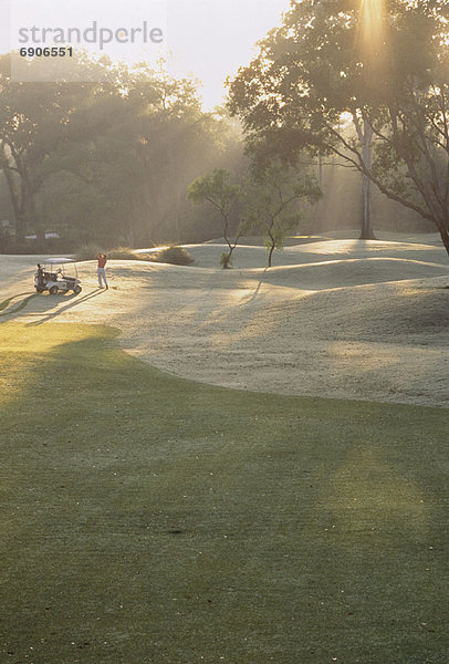 Golfen bei Sonnenuntergang Mann