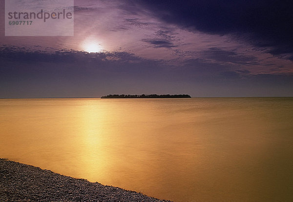 Felsbrocken  Strand  Sonnenuntergang  über  Insel  Kanada  Manitoba  steil