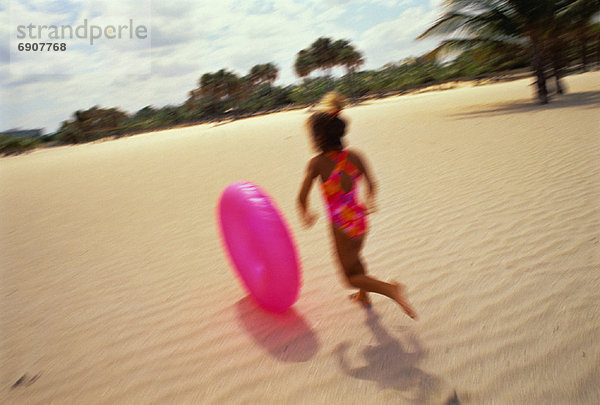 Binnenhafen  Vereinigte Staaten von Amerika  USA  Rückansicht  Strand  Badebekleidung  nachlaufen  Ansicht  Mädchen  Florida  Miami Beach