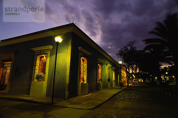 Kopfsteinpflaster  Gebäude  Straße  Mexiko  Abenddämmerung  Oaxaca