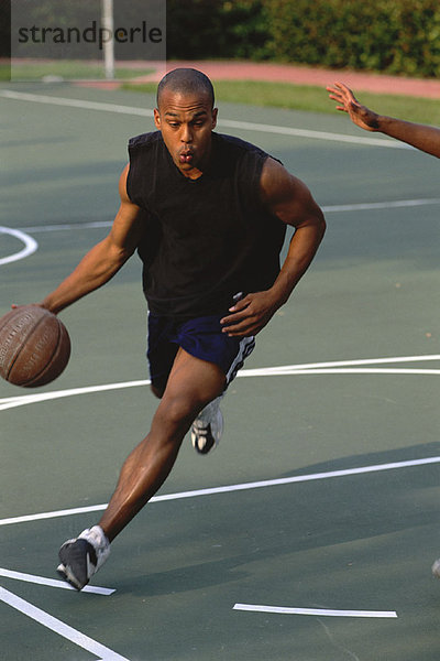 Außenaufnahme Mann Basketball dribbeln freie Natur