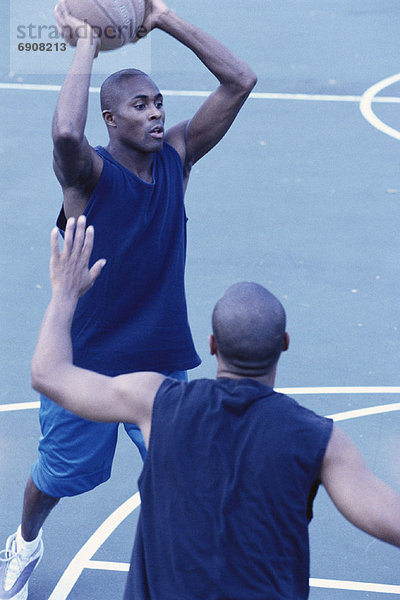 Außenaufnahme Mann Basketball freie Natur spielen