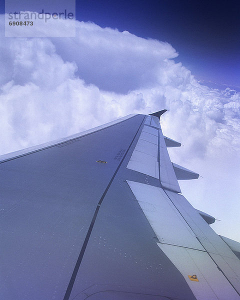 Airplane Wing und Wolken