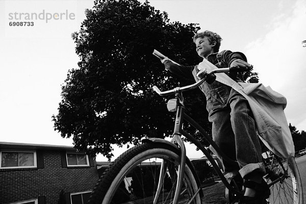 Junge - Person  Fahrrad  Rad  Zeitung