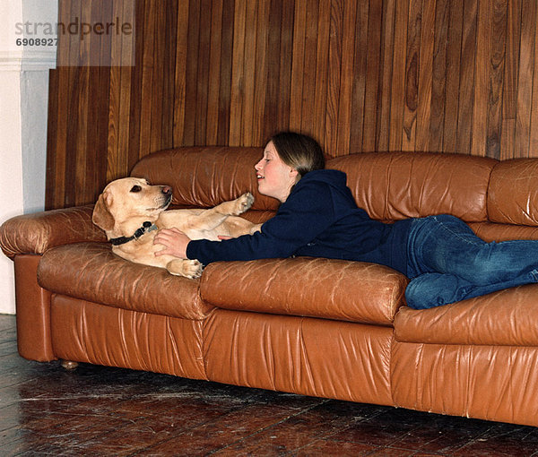 liegend  liegen  liegt  liegendes  liegender  liegende  daliegen  Jugendlicher  Couch  Hund  Mädchen