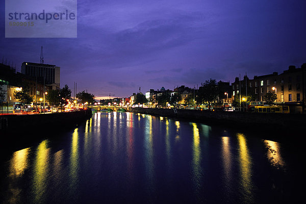 Dublin  Hauptstadt  Gebäude  Fluss  vorwärts  Abenddämmerung  Irland