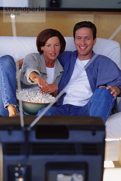 Paar beobachten Fernsehen