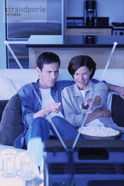 Paar beobachten Fernsehen