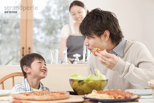 Menschlicher Vater  Sohn  Pizza  essen  essend  isst