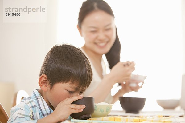 sehen  Sohn  essen  essend  isst  Mutter - Mensch  Suppe