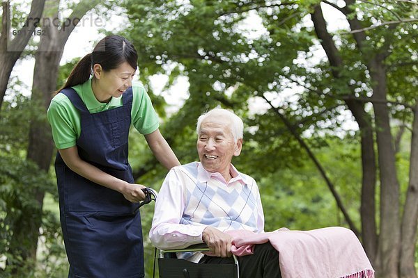 Senior  Senioren  Mann  schieben  arbeiten  Gesundheitspflege  Tokyo  Hauptstadt  Honshu  Japan  Rollstuhl
