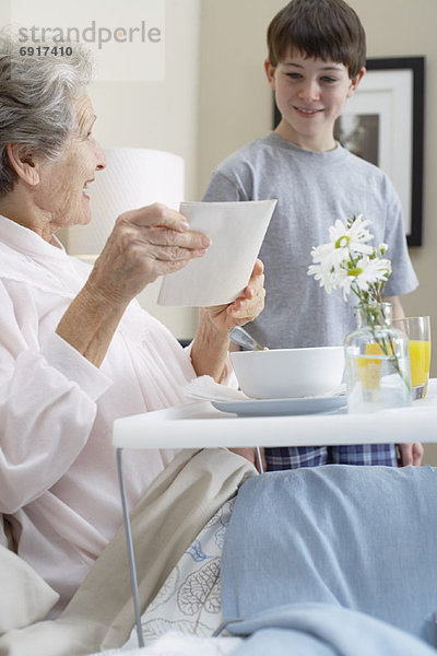 geben  Bett  Großmutter  Enkelsohn  Frühstück