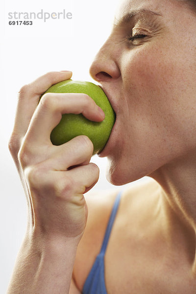 Frau isst Apple
