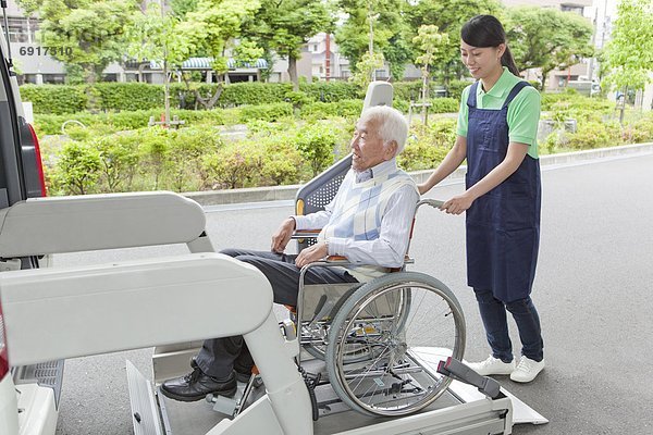Senior  Senioren  Kleintransporter  Mann  Hilfe  arbeiten  Gesundheitspflege  bekommen  Honshu  Japan  Lieferwagen  Rollstuhl